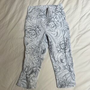 lululemon athletica Floral Print Capri Leggings - Light Gray & White